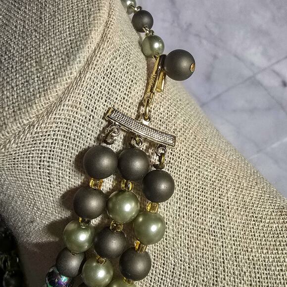 VINTAGE 3 strand iridescent bead & pearl necklace and matching clip on earrings - Picture 6 of 13